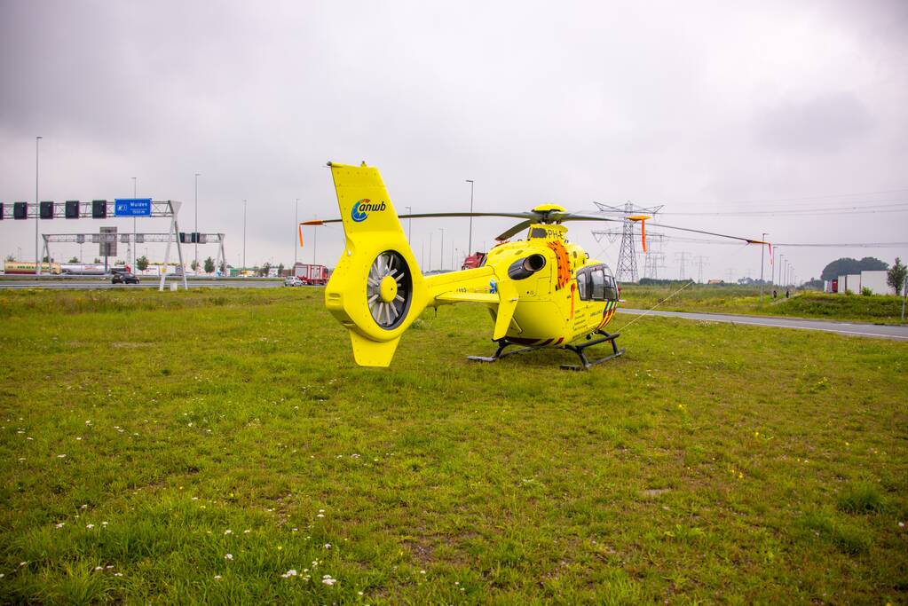 Traumahelikopter strandt naast A1