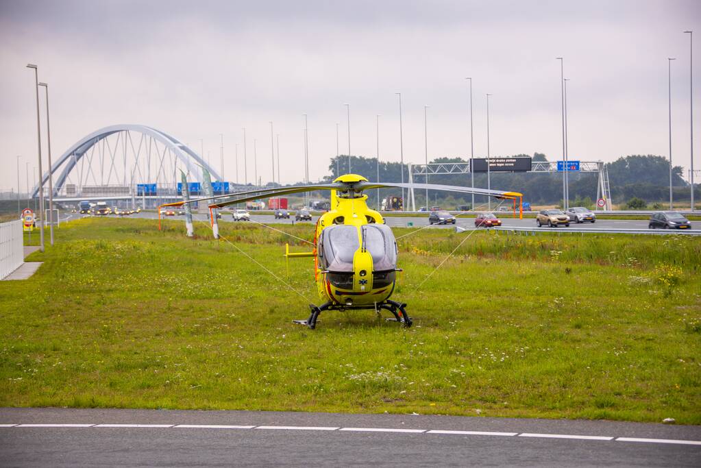 Traumahelikopter strandt naast A1
