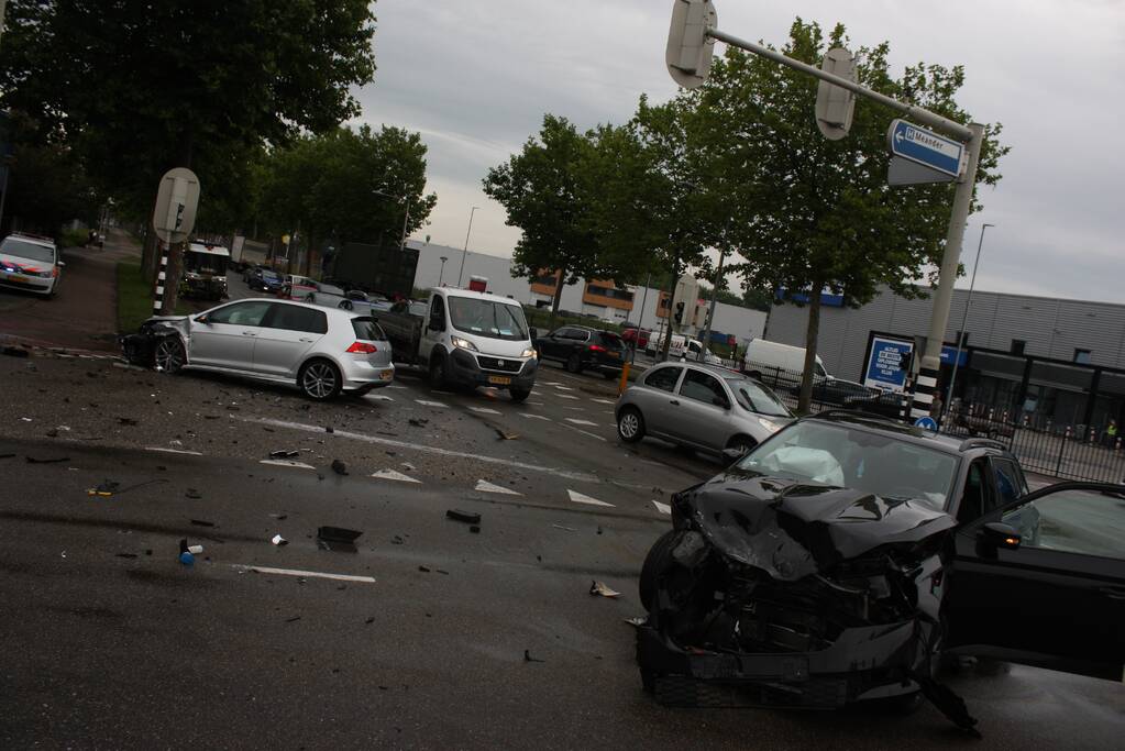Personenauto's flink beschadigd na aanrijding