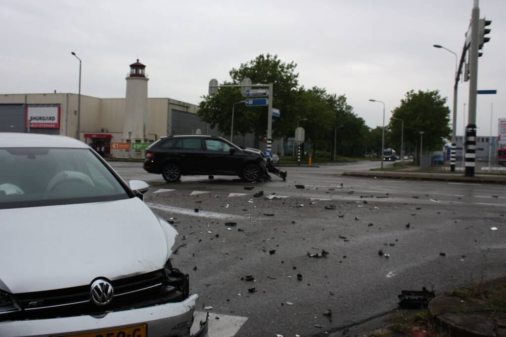 Personenauto's flink beschadigd na aanrijding