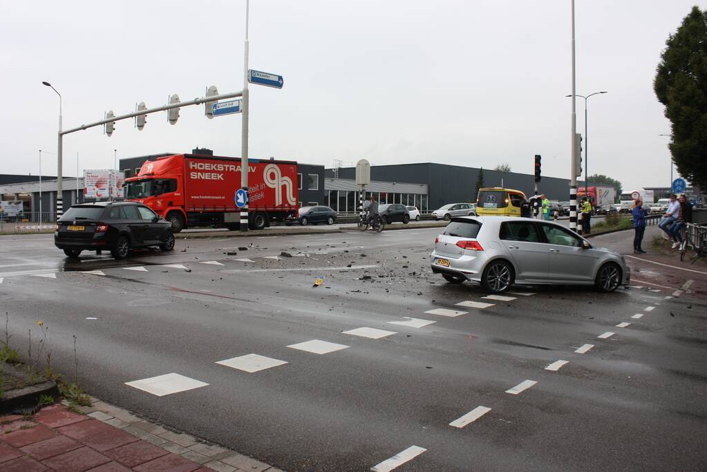 Personenauto's flink beschadigd na aanrijding
