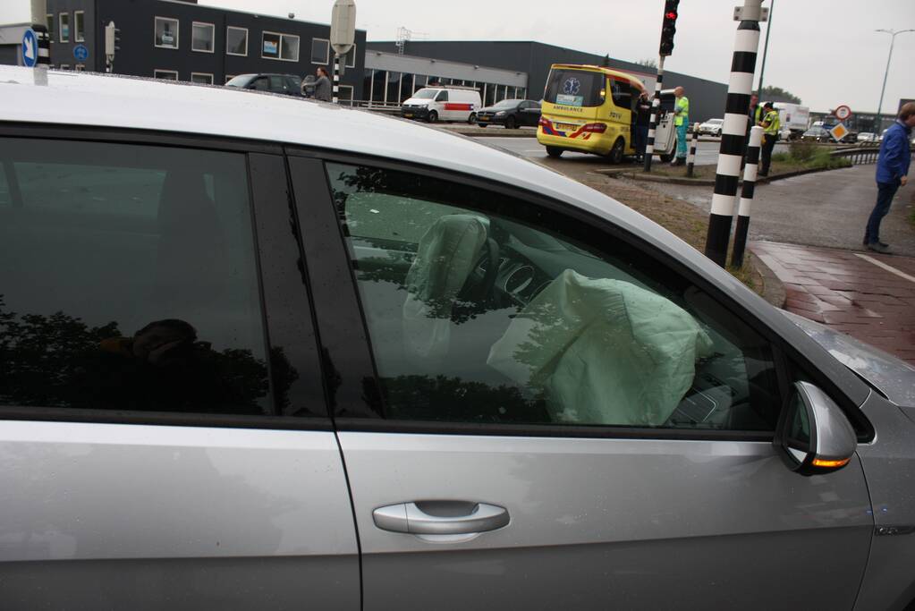 Personenauto's flink beschadigd na aanrijding