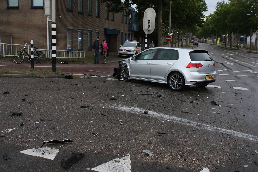 Personenauto's flink beschadigd na aanrijding