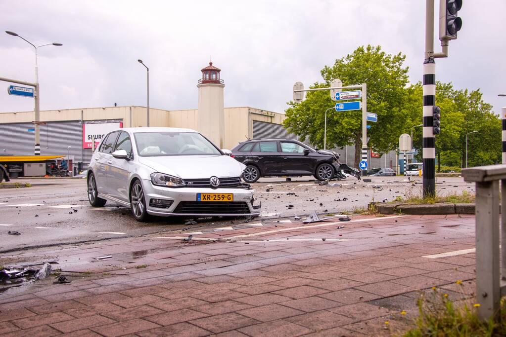 Personenauto's flink beschadigd na aanrijding