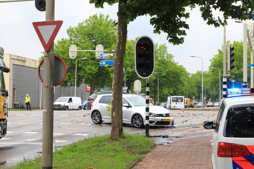 Personenauto's flink beschadigd na aanrijding