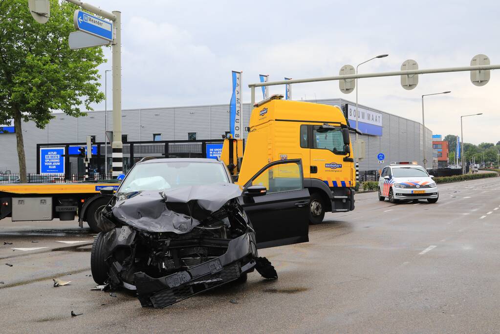 Personenauto's flink beschadigd na aanrijding