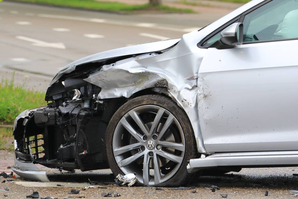 Personenauto's flink beschadigd na aanrijding