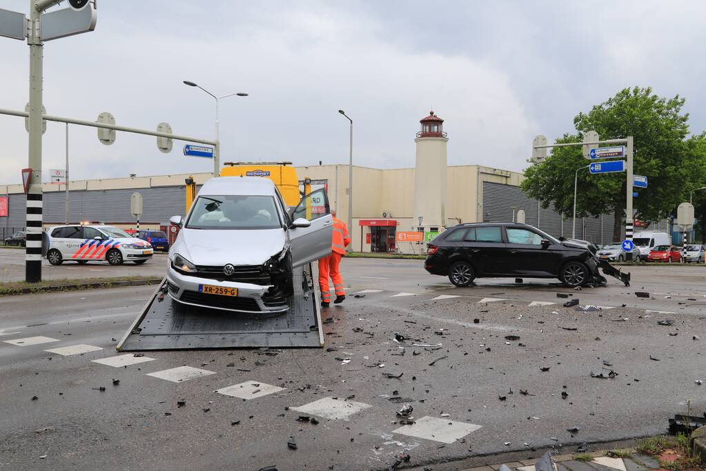 Personenauto's flink beschadigd na aanrijding