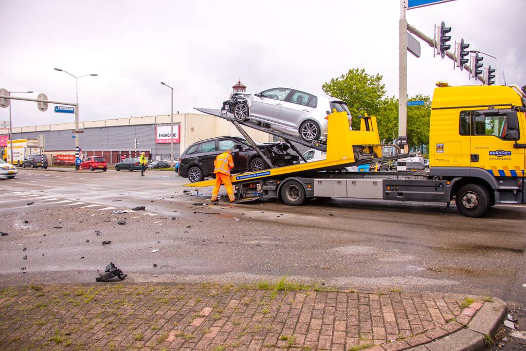 Personenauto's flink beschadigd na aanrijding