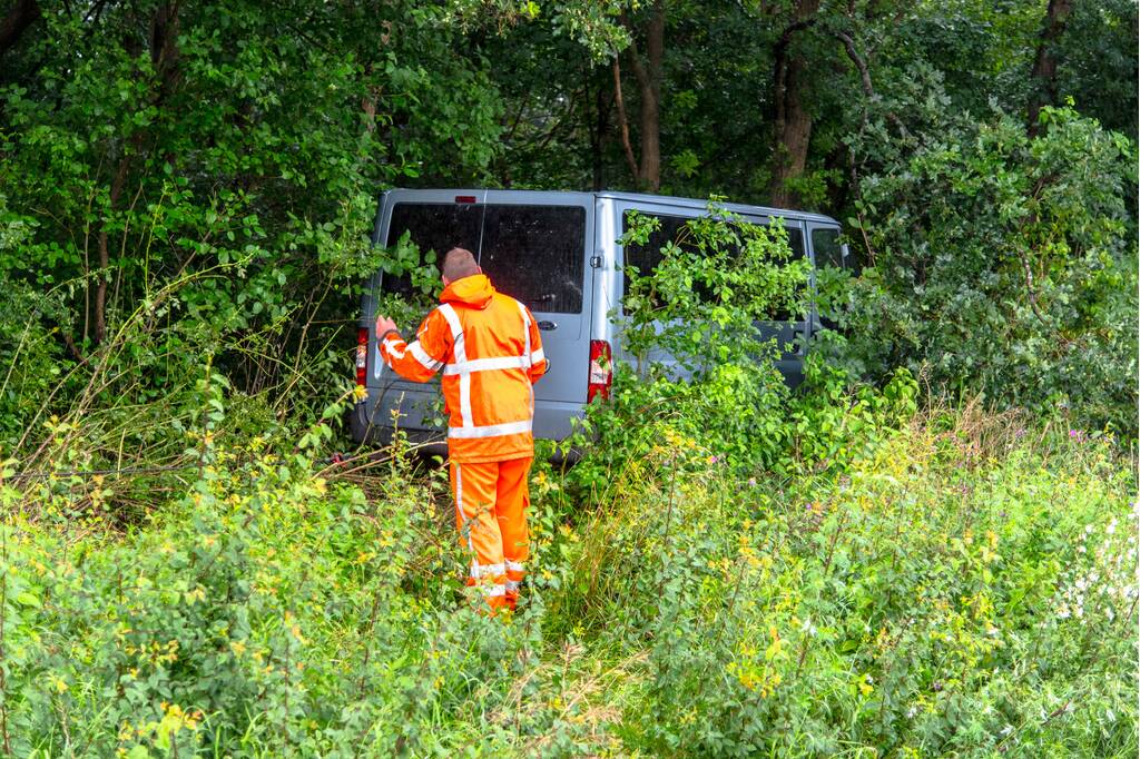 Bestelbus raakt van de snelweg knalt op boom