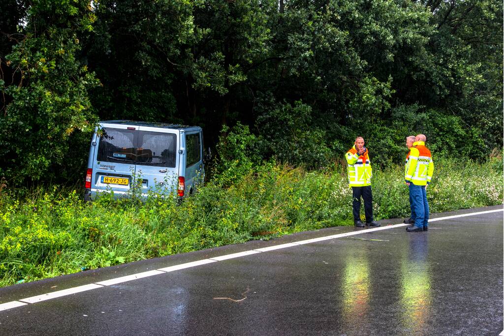 Bestelbus raakt van de snelweg knalt op boom