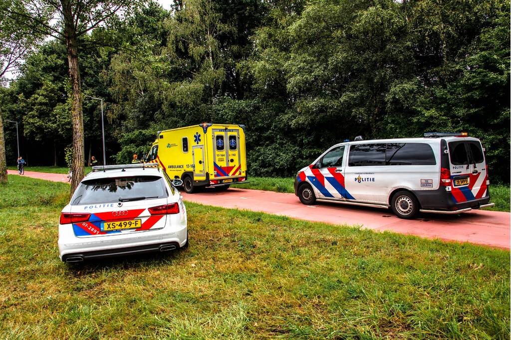 Jongedame met fiets valt en raakt gewond