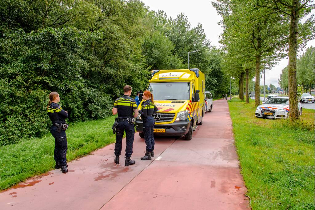 Jongedame met fiets valt en raakt gewond