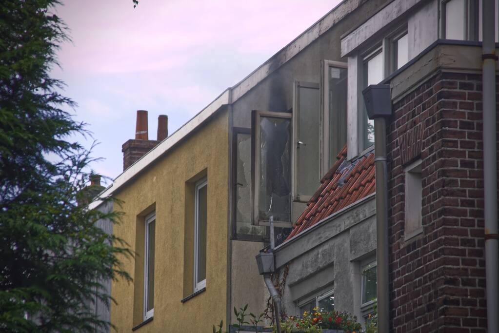 Persoon overleden bij woningbrand; verdachte aangehouden