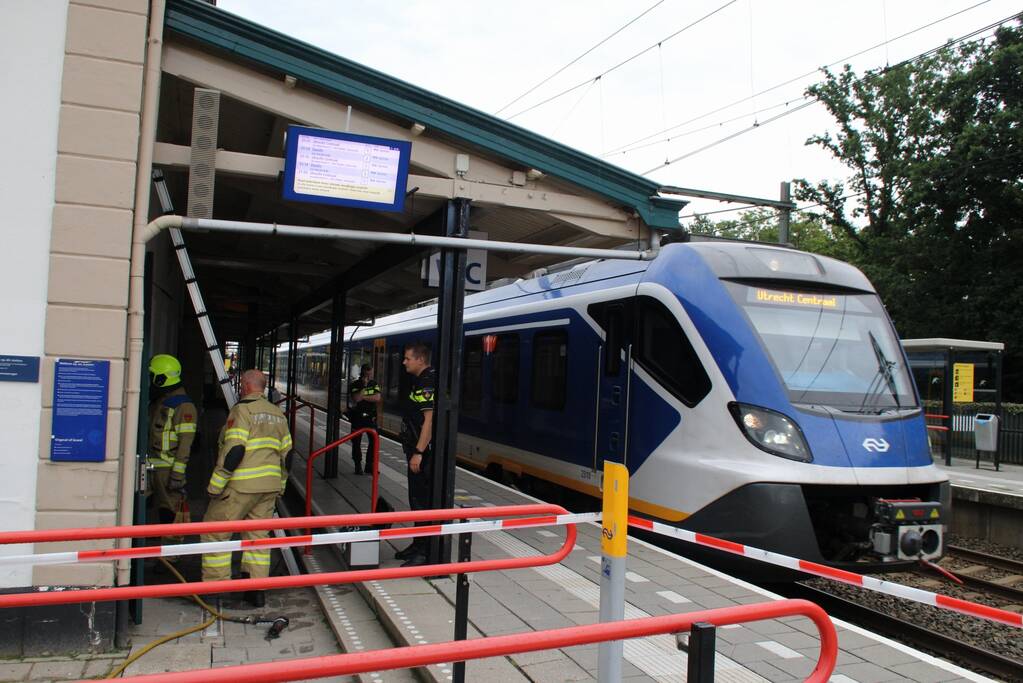 Station Nijkerk deels afgesloten door mogelijke brand