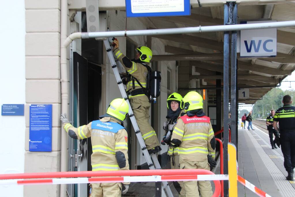 Station Nijkerk deels afgesloten door mogelijke brand