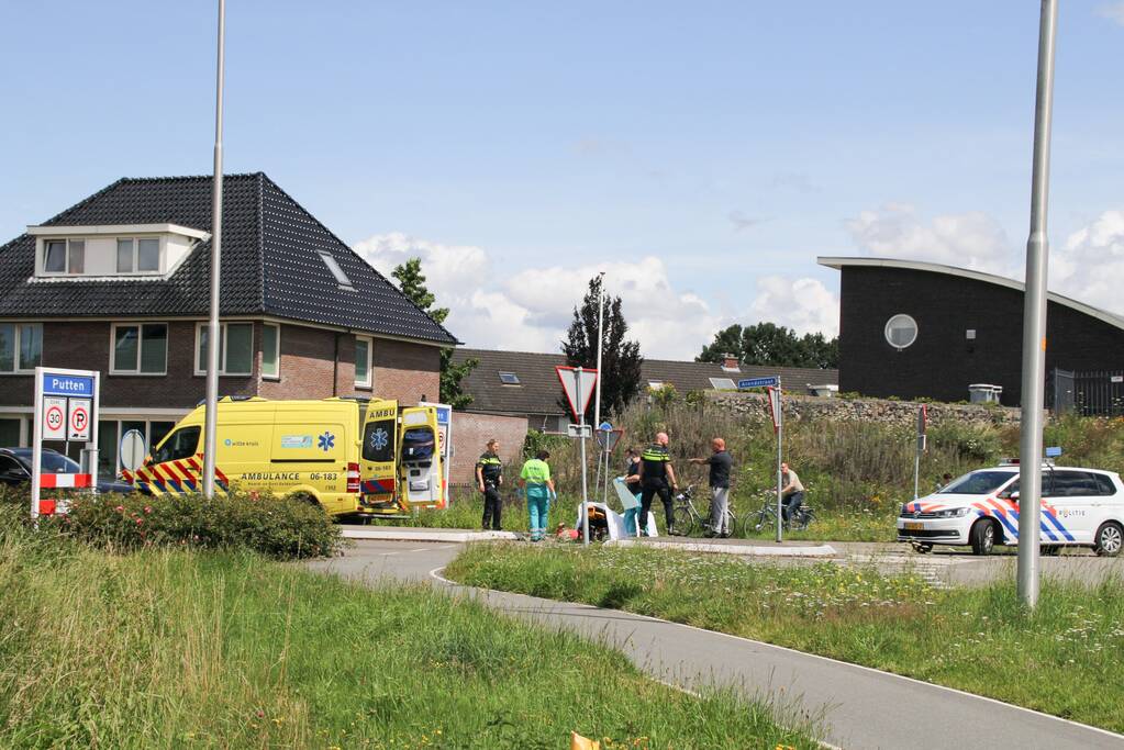 Fietsster gewond nadat ze tegen auto botste