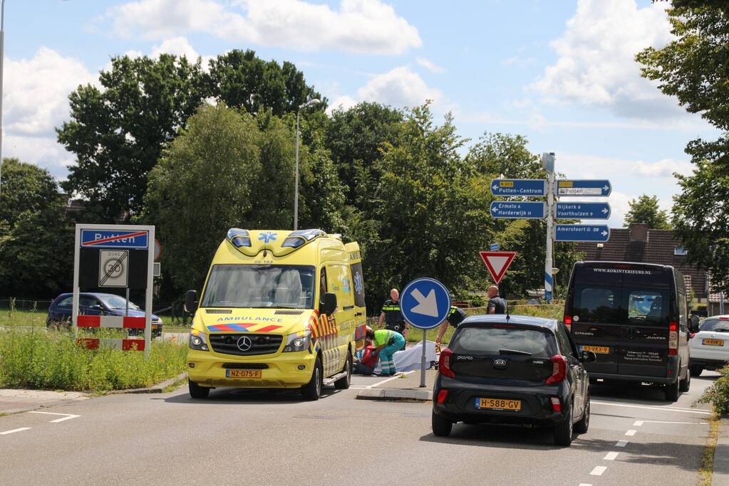 Fietsster gewond nadat ze tegen auto botste
