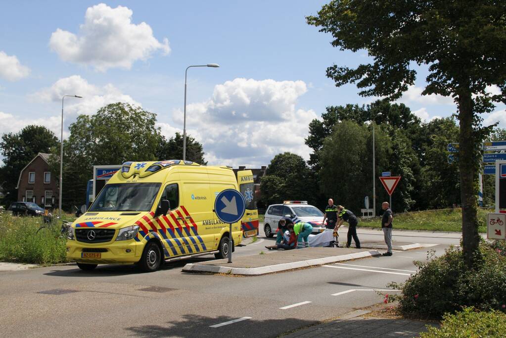 Fietsster gewond nadat ze tegen auto botste