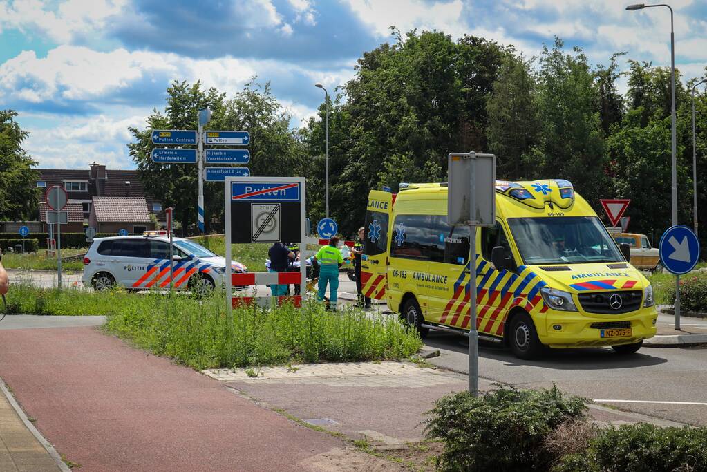 Fietsster gewond nadat ze tegen auto botste