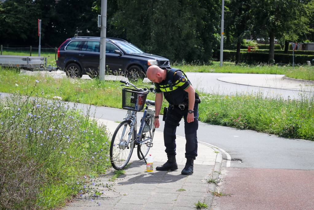 Fietsster gewond nadat ze tegen auto botste