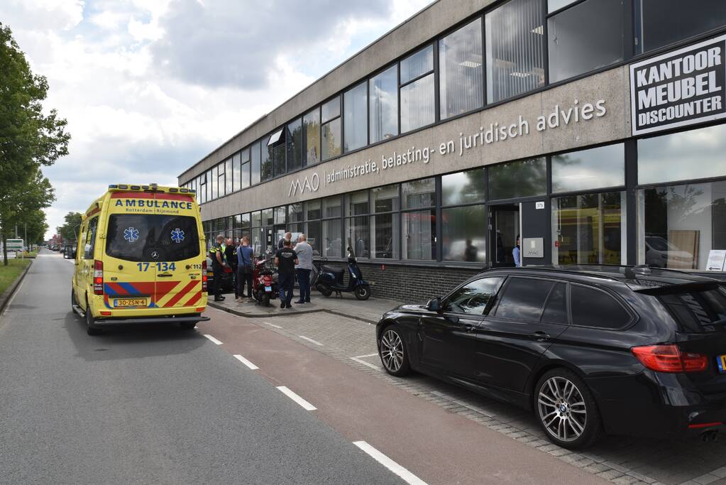 Gewonde bij aanrijding tussen scooter en auto