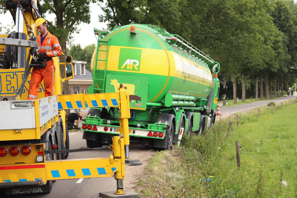 Vrachtwagen met bulkoplegger zakt weg in berm