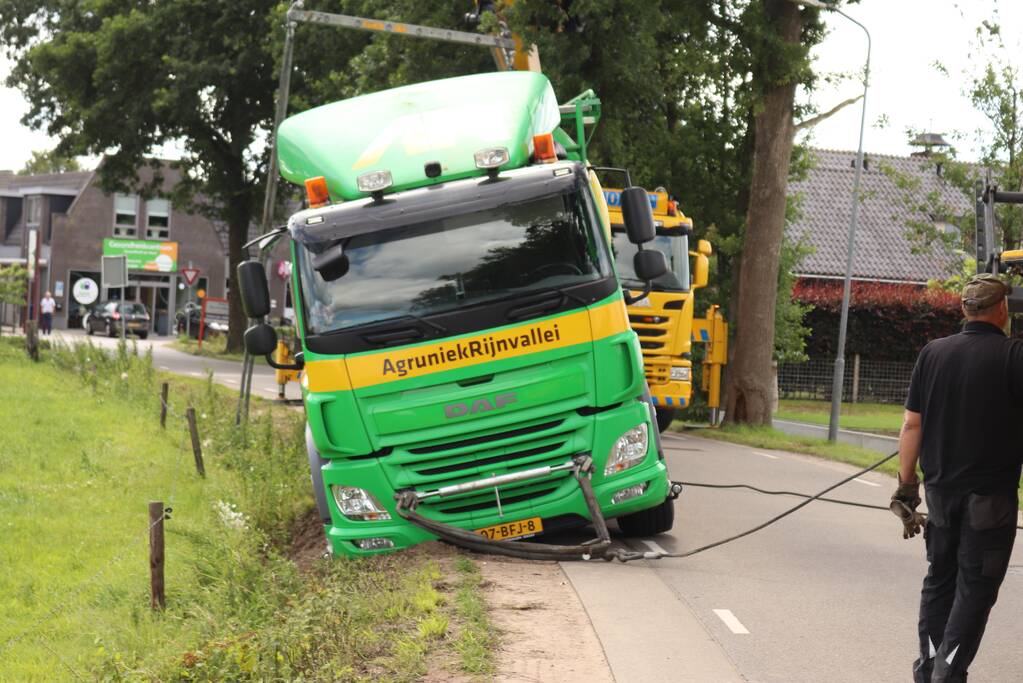 Vrachtwagen met bulkoplegger zakt weg in berm