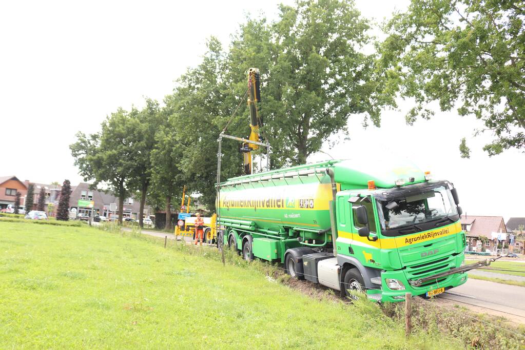 Vrachtwagen met bulkoplegger zakt weg in berm