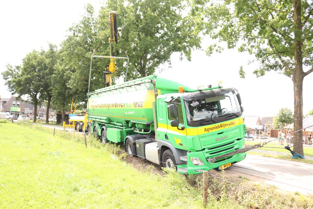 Vrachtwagen met bulkoplegger zakt weg in berm