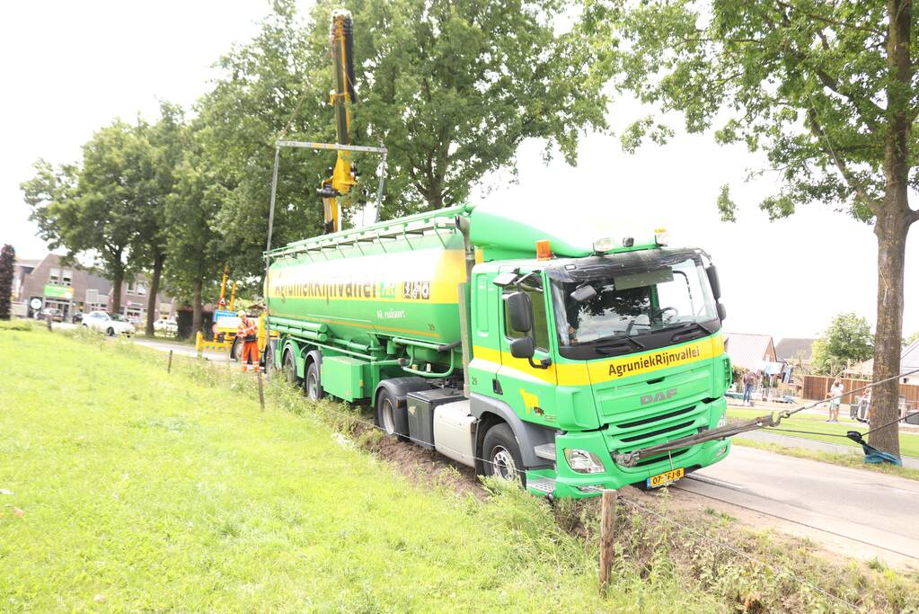 Vrachtwagen met bulkoplegger zakt weg in berm
