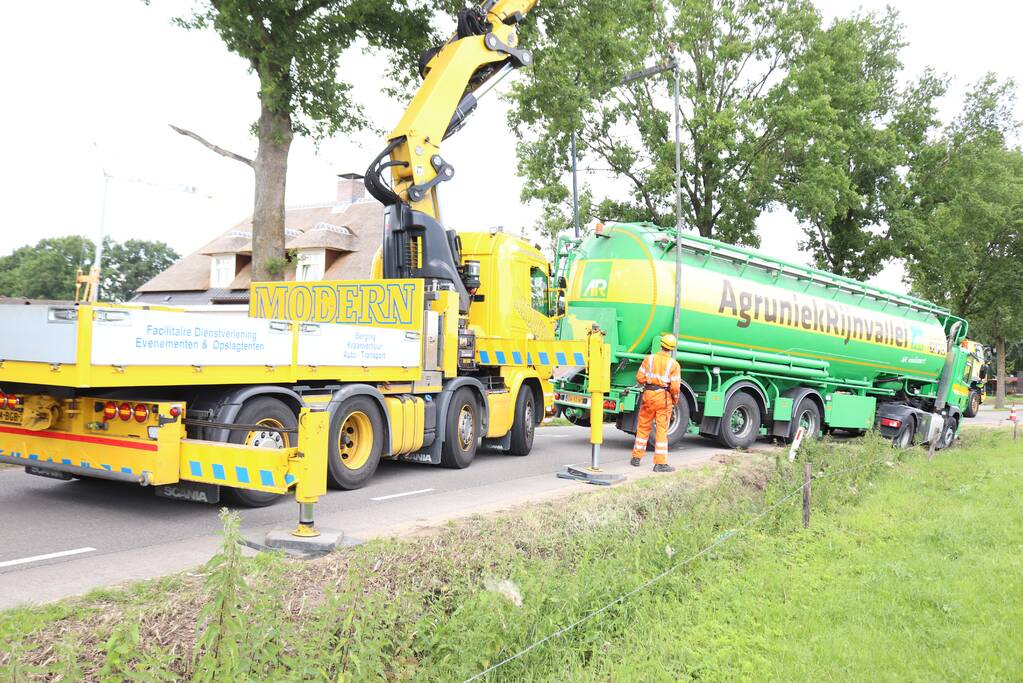 Vrachtwagen met bulkoplegger zakt weg in berm