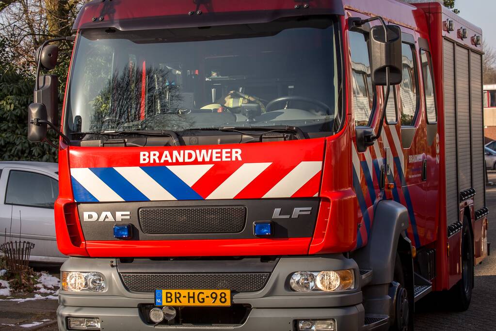 Brandweer komt autobrand tegen onderweg