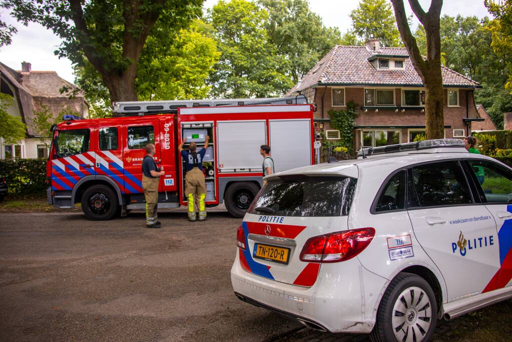 Trap van woning vat vlam door verfbrander