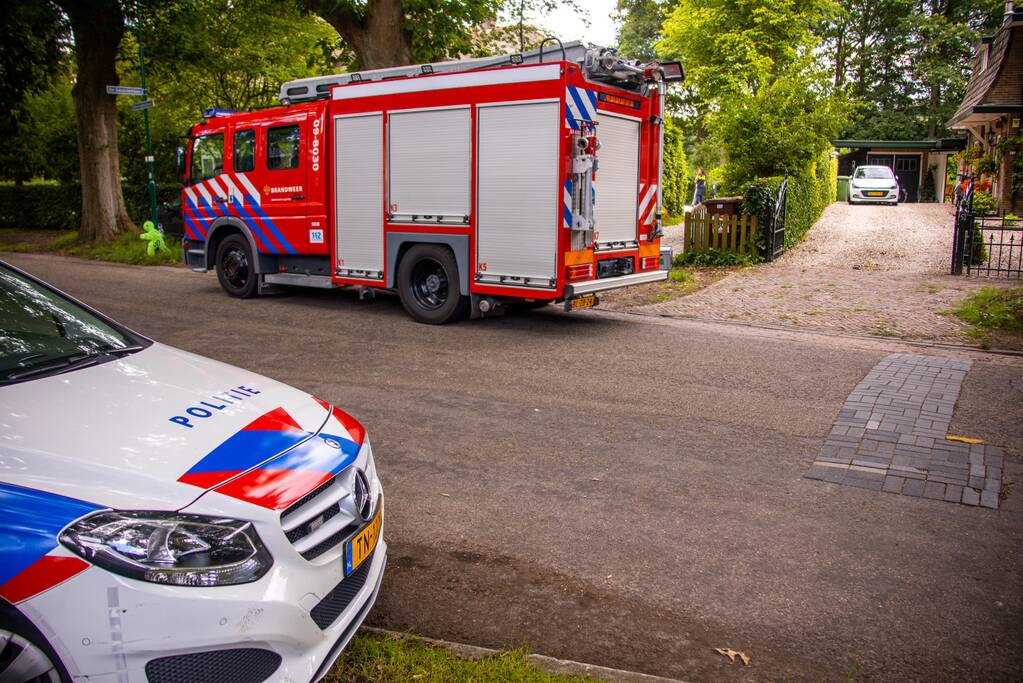 Trap van woning vat vlam door verfbrander