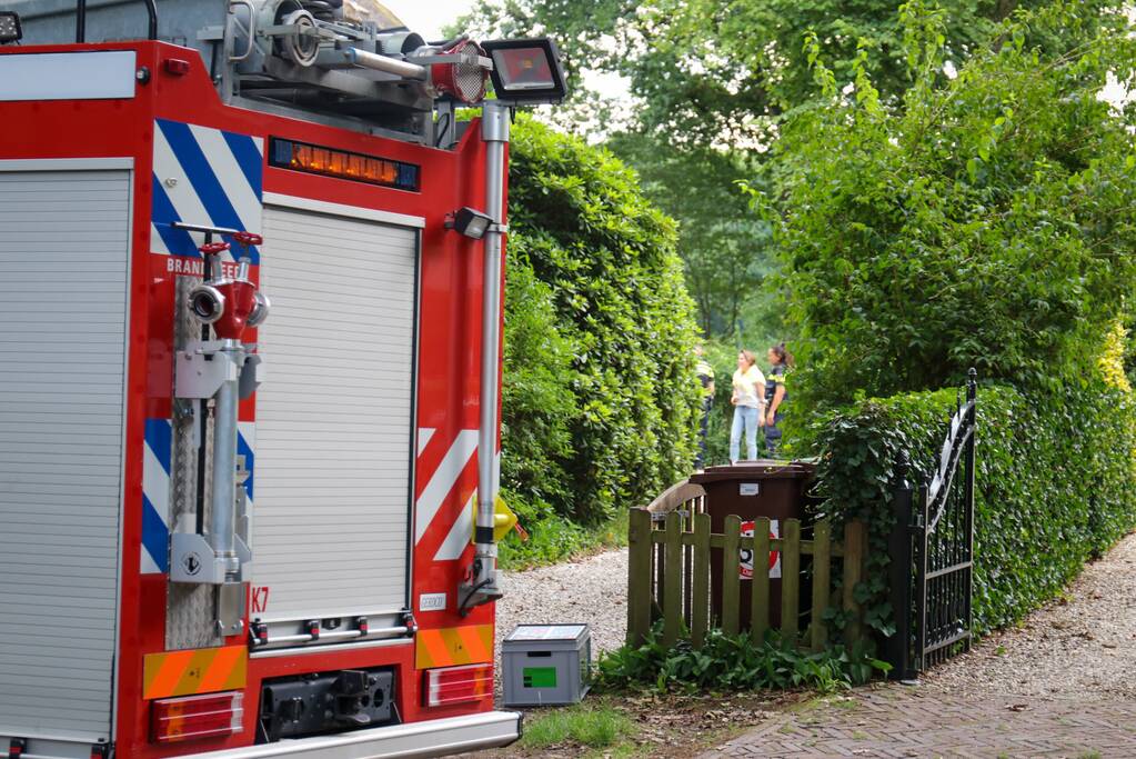 Trap van woning vat vlam door verfbrander