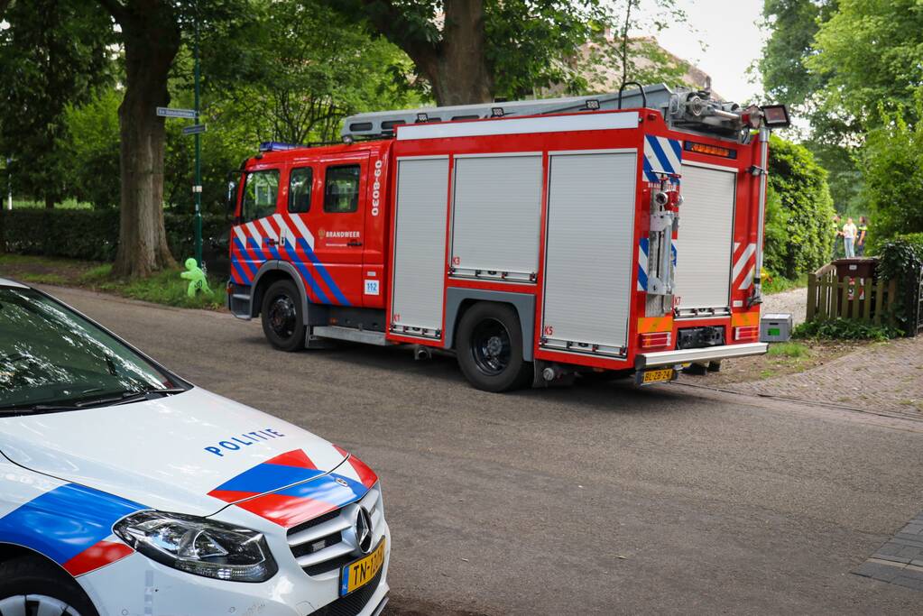 Trap van woning vat vlam door verfbrander