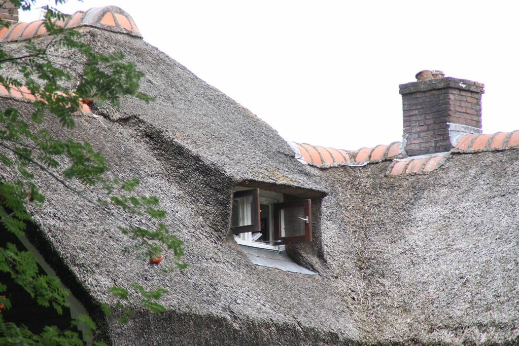 Trap van woning vat vlam door verfbrander