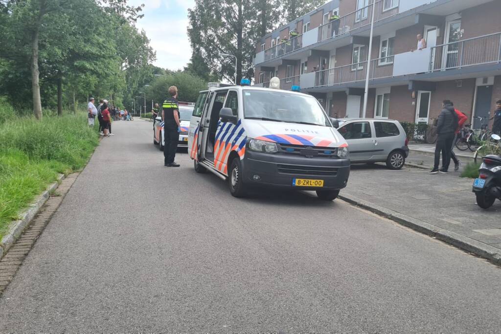 Persoon aangehouden in op een galerij van flat