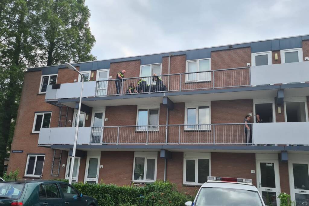 Persoon aangehouden in op een galerij van flat