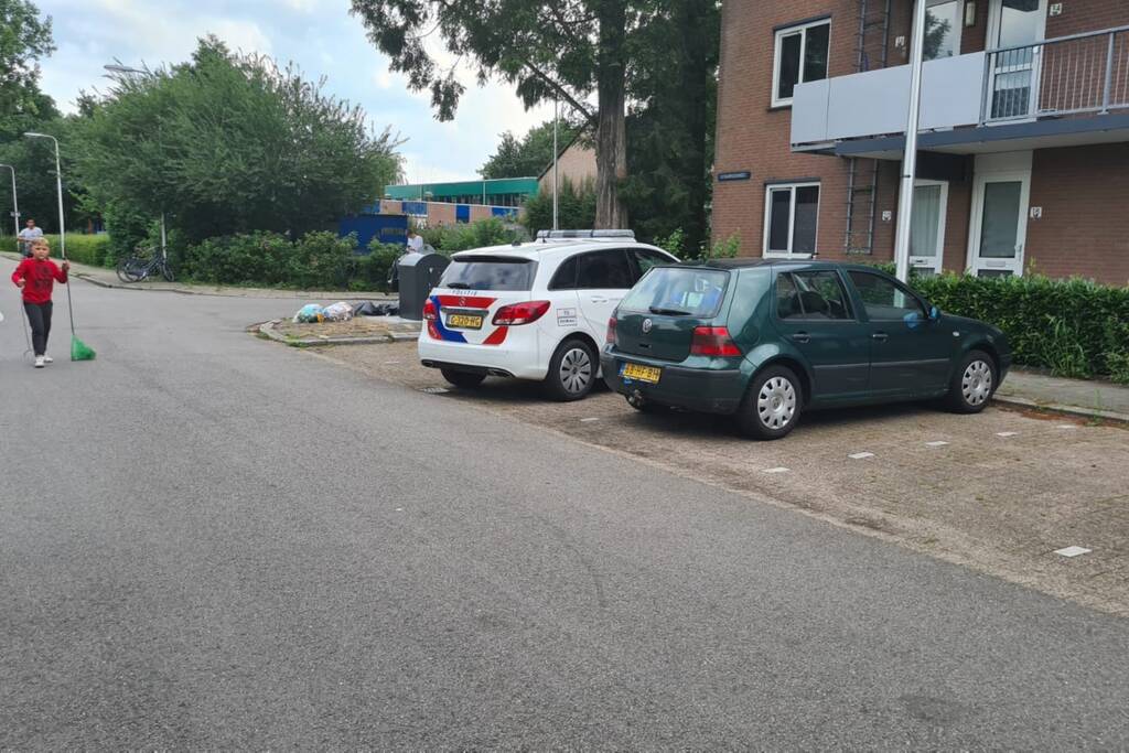 Persoon aangehouden in op een galerij van flat