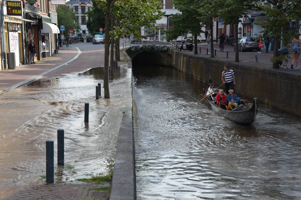 Winkelstraat blank na gesprongen waterleiding