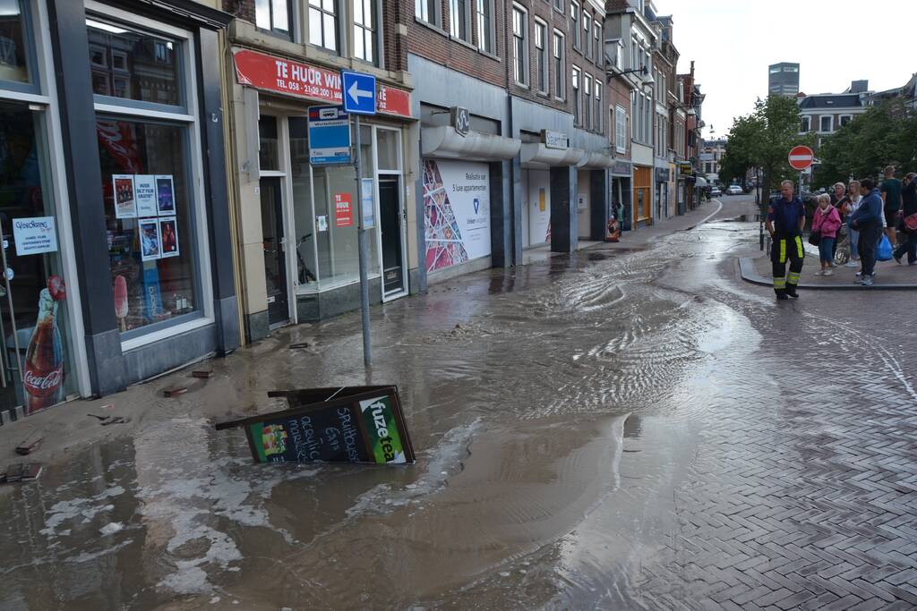 Winkelstraat blank na gesprongen waterleiding