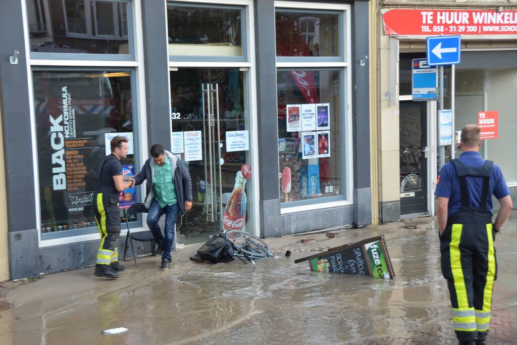 Winkelstraat blank na gesprongen waterleiding
