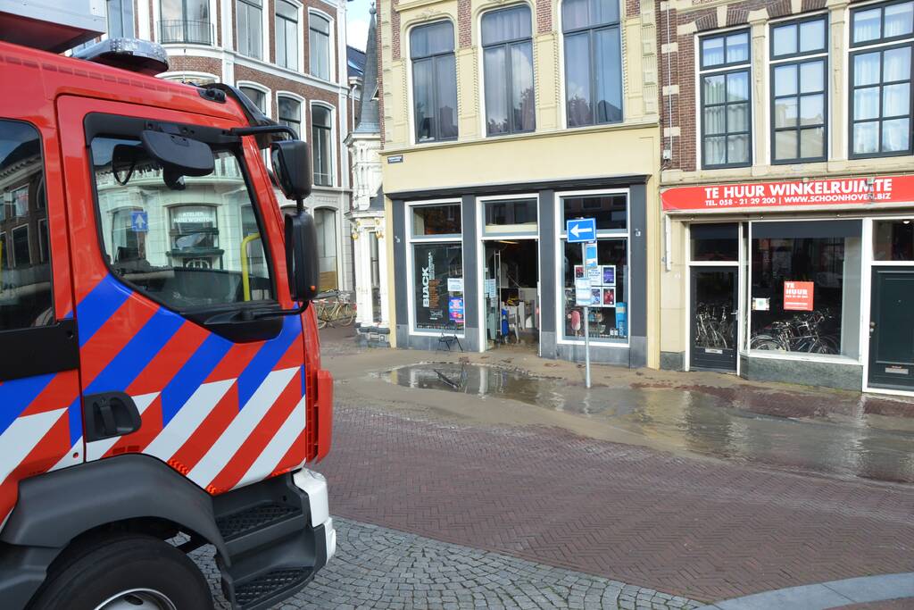 Winkelstraat blank na gesprongen waterleiding