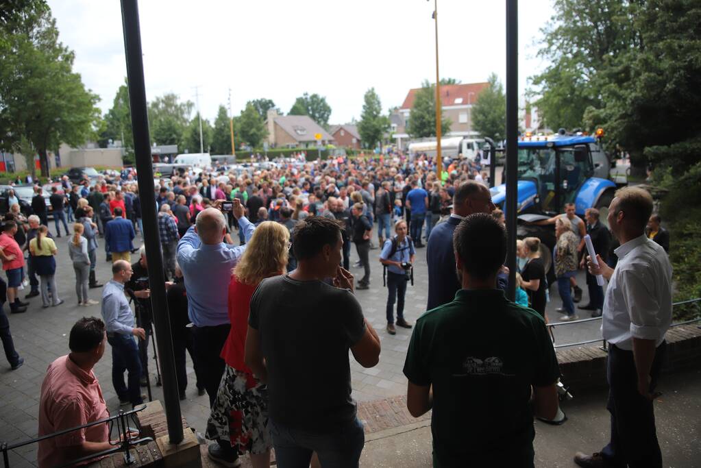 Boeren houden protest met meerdere tractoren