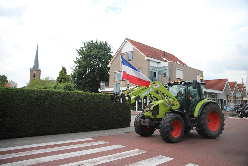 Boeren houden protest met meerdere tractoren