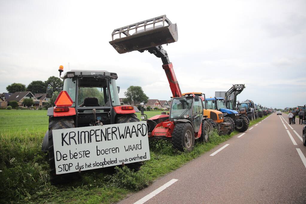 Boeren houden protest met meerdere tractoren