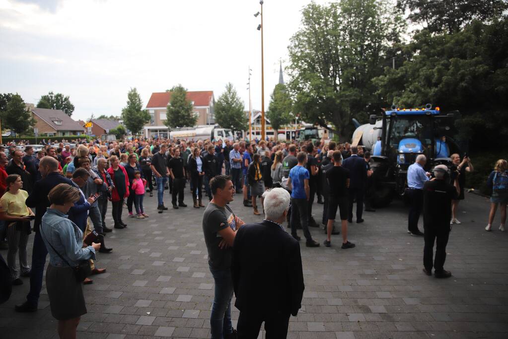 Boeren houden protest met meerdere tractoren