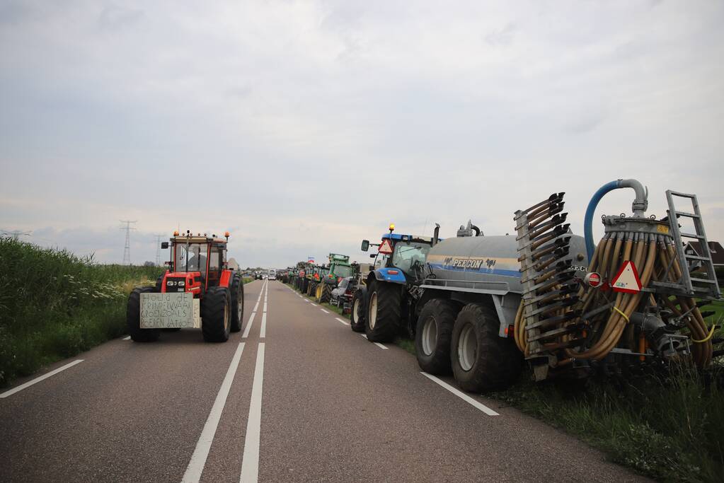 Boeren houden protest met meerdere tractoren